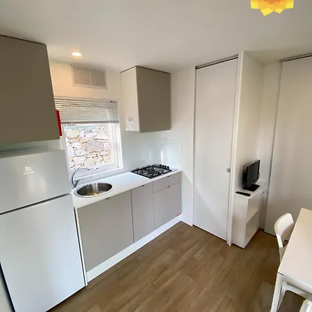 Glampchalet 5 Persone Pool&parking-pietra Ligure Kamp alanı